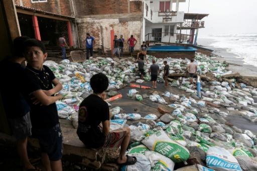Hurricane Polo triggers huge waves in coastal Mexican city