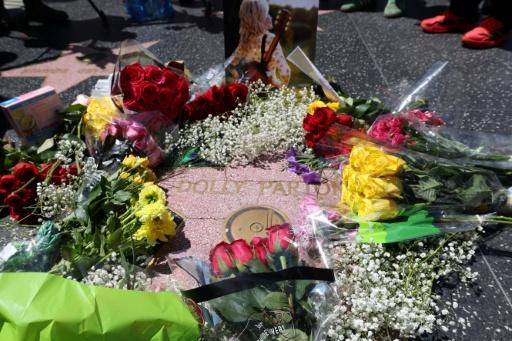 دوللي بارتن ستحصل على نجمة جديدة في جادة المشاهير بعد تخريب نجمتها