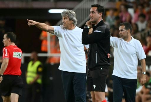 El entrenador chileno del Betis Manuel Pellegrini durante un partido contra el Valencia, en el estadio Mestalla el 25 de agosto de 2026 — JOSE JORDAN / AFP