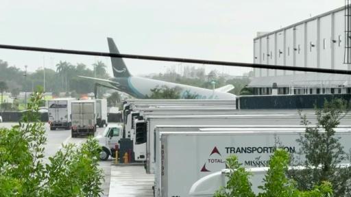 Un avion-cargo d'Amazon sort de piste à son atterrissage à Miami, cinq morts
