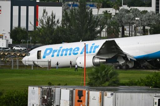 Des enquêteurs sur le site de la sortie de piste d'un avion-cargo d'Amazon à Miami, le 6 septembre 2026 en Floride — CHANDAN KHANNA / AFP