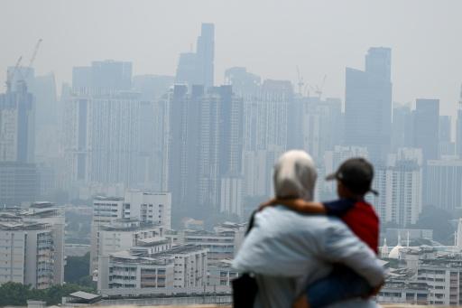 People look at the central district shrouded with haze from Indonesian forest fires, in Singapore — Roslan RAHMAN, Roslan RAHMAN / AFP