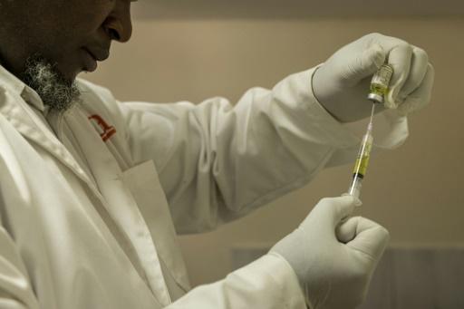 Un professionnel de santé remplit une seringue avec une dose de Lenacapavir, un traitement injectable à action prolongée utilisé en prophylaxie pré-exposition (PrEP) contre le VIH, avant de l'administrer à une patiente, dans un centre de santé à Nairobi, le 26 février 2026 — SIMON MAINA / AFP