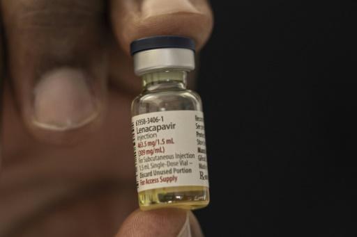 Un professionnel de santé présente un flacon de lenacapavir, un traitement injectable à action prolongée utilisé dans le cadre de la prophylaxie pré-exposition (PrEP) contre le VIH, dans un centre de santé à Nairobi, le 26 février 2026 — SIMON MAINA / AFP