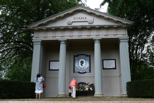 Des personnes déposent des fleurs devant un mémorial dédié à Diana, princesse de Galles, dans le parc d'Althorp House, près de Northampton (centre de l'Angleterre), le 31 août 2026, à l'occasion du 29e anniversaire de sa mort — Peter Nicholls / AFP