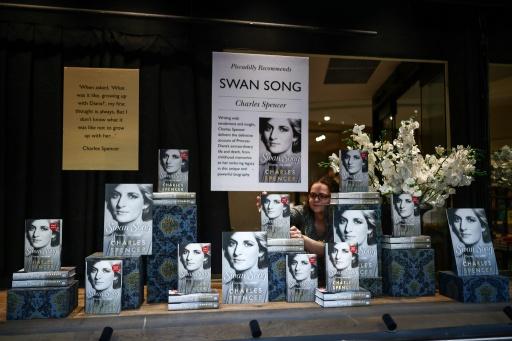 Des exemplaires de "Swan Song: Diana, My Sister", le livre de Charles Spencer consacré à sa défunte sœur, la princesse Diana, dans une librairie à Londres, le 22 septembre 2026 — Henry NICHOLLS / AFP