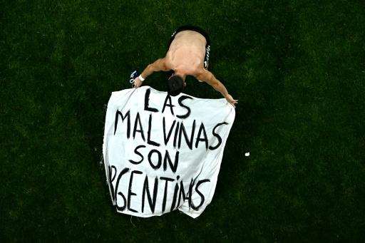 Le footballeur argentin Giovani Lo Celso déploie une banderole "Les malouines sont argentines" après un match de coupe du monde à Atlanta le 15 juillet 2026. — Jewel SAMAD / AFP