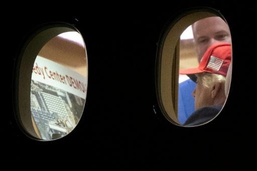 Donald Trump regarde un visuel à propos du Kennedy Center, le 16 septembre 2026 sur une base militaire près de Washington — Brendan Smialowski / AFP