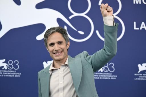 Gael García Bernal leva a Veneza uma crítica à manipulação dos poderosos