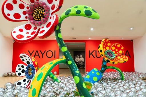 Photo d'une oeuvre de l'artiste japonaise Yayoi Kusama (1929-2026) exposée au Stedelijk Museum d'Amsterdam, le 9 septembre 2026 — Lina Selg / AFP