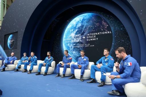 Des astronautes réunis à l'occasion d'une conférence au Sommet international spatial à Paris le 9 septembre 2026 — Ludovic MARIN / AFP