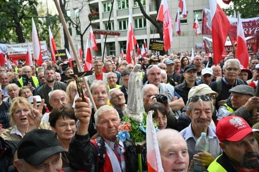 Protest at Poland's highest court in rule-of law crisis