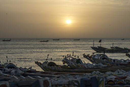 (ARCHIVES) Le soleil se couche le 10 mars 2026 sur une plage de Mbour, au Sénégal, connue pour être un lieu de départ de pirogues clandestines — PATRICK MEINHARDT / AFP