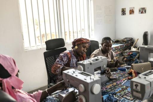 (ARCHIVES) Aminata Boye, fondatrice du Collectif des victimes de l'émigration irrégulière au Sénégal (Coves), parle avec des femmes endeuillées par la mort d'un mari ou d'un enfant dans la migration clandestine, le 10 mars 2026 à Mbour (Sénégal) — PATRICK MEINHARDT / AFP