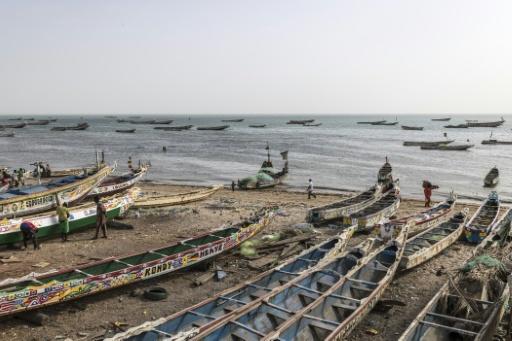 ARCHIVES) Vue générale le 9 mars 2026 d'une plage de Mbour, au Sénégal, connue pour être un lieu de départ de pirogues clandestines — PATRICK MEINHARDT / AFP