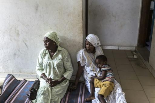 (ARCHIVES) Aminata Boye (à gauche), fondatrice du Collectif des victimes de l'émigration irrégulière au Sénégal (Coves), est assise à côté de Amy Dramé et son fils Adama à leur domicile à Mbour, au Sénégal, le 9 mars 2026 — PATRICK MEINHARDT / AFP