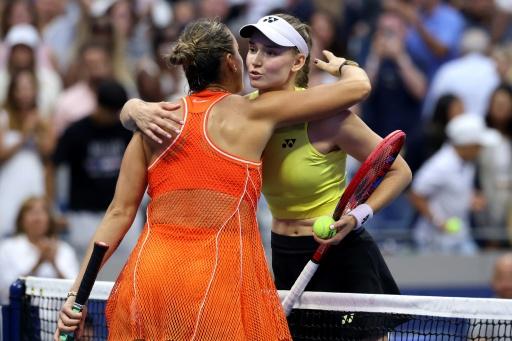 Aryna Sabalenka felicita a Elena Rybakina por su victoria en la final del US Open el 12 de septiembre de 2026 — JULIAN FINNEY