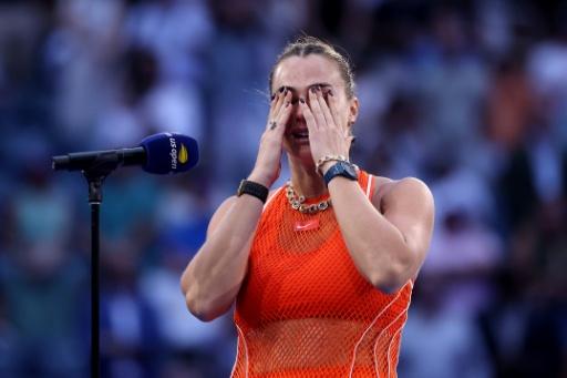 Aryna Sabalenka se emociona en la entrega de premios de la final del US Open el 12 de septiembre de 2026 — JULIAN FINNEY