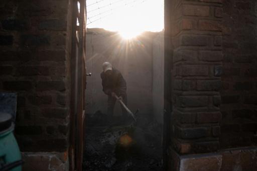 Un homme fouille parmi les décombres laissés par l'incendie à Bukavu, le 11 septembre 2026 en RDC — Jospin Mwisha / AFP