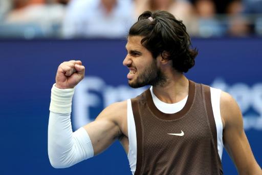 Carlos Alcaraz celebra su victoria en tercera ronda del US Open el 4 de septiembre de 2026 — AL BELLO