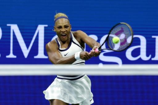 Serena Williams devuelve un golpe en el partido de dobles con su hermana Venus en el US Open el 4 de septiembre de 2026 — KENA BETANCUR / AFP