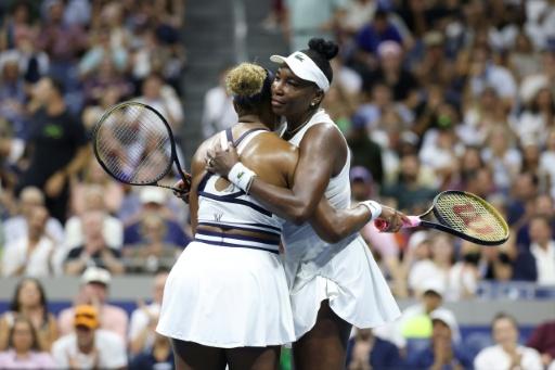 Serena y Venus Williams se abrazan después de su derrota en dobles del US Open el 4 de septiembre de 2026 — JULIAN FINNEY