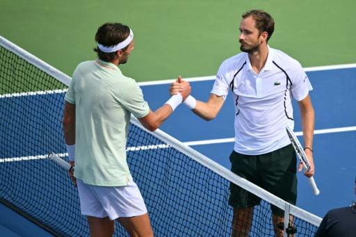 El ruso Daniil Medvedev (derecha) es felicitado por el francés Arthur Rinderknech tras el partido de tercera ronda del US Open el 4 de septiembre de 2026 — ANGELA WEISS / AFP