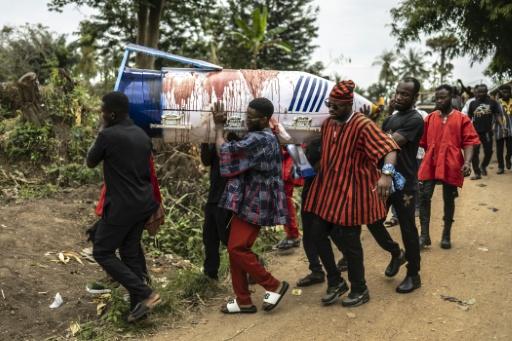 Familiares del maestro Samuel Commey Tetteh llevan el ataúd con forma de bolígrafo hasta el lugar de su entierro en su pueblo natal de Akotuaku, Ghana — OLYMPIA DE MAISMONT / AFP