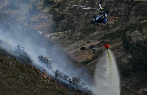 Un hélicoptère largue de l'eau sur un feu de forêt sur la colline de Ritoque, dans la municipalité de Villa de Leyva, le 21 septembre 2026 en Colombie — Raul ARBOLEDA / AFP