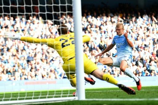 City sobrevive a un partido loco y lidera en solitario la Premier League