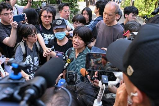 Elizabeth Tang, la esposa de Lee, habló con los medios de comunicación tras la sentencia — Peter PARKS / AFP