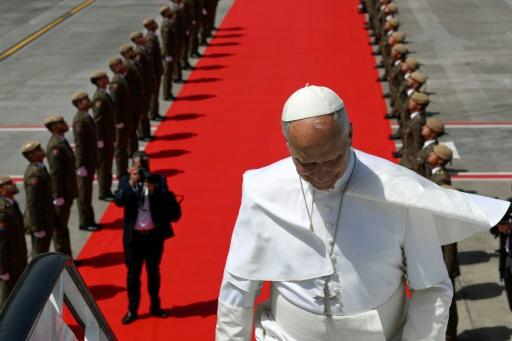 Photo prise et transmise le 12 juin 2026 par Vatican Media du pape Léon XIV montant à bord de son avion à l'aéroport de Los Rodeos, sur l'île de Ténérife, la plus grande île de l'archipel espagnol des Canaries — Simone Risoluti / AFP