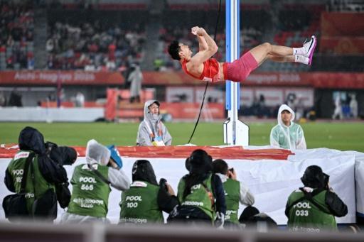 China's Yao Jie competes in the men's pole vault final — MOHD RASFAN / AFP