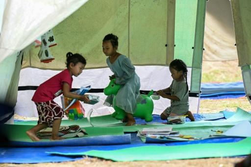 Des enfants, séparés de leurs parents par les crues, jouent dans un centre d’apprentissage temporaire géré par l’organisation caritative Save the Children, dans le district de Nuwakot au Népal, le 11 septembre 2026 — Prakash MATHEMA / AFP
