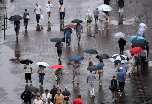 Aficionados del US Open caminan bajo la lluvia el 1 de septiembre de 2026 — JULIAN FINNEY