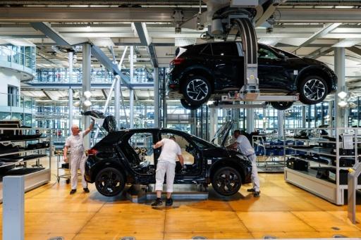 Volkswagen prevê eliminar 100 mil postos de trabalho até o fim da década