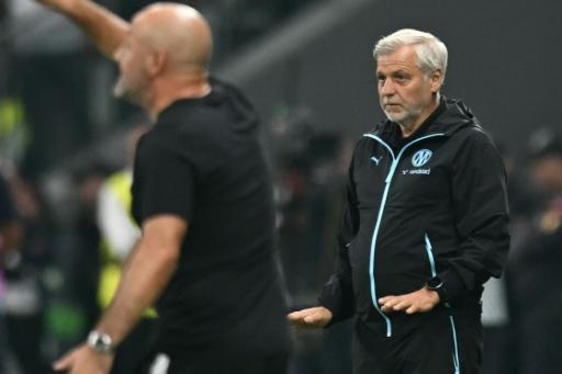 L'entraîneur marseillais Bruno Génésio (D) lors de la défaite subie à Istanbul face à Besiktas (4-1), pour la première journée de la Ligue Europa, le 17 septembre 2026 — Ozan KOSE / AFP