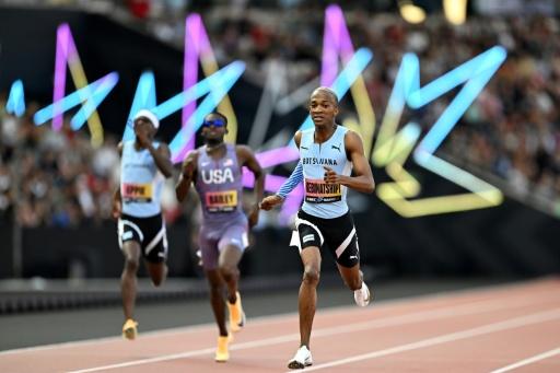 Botswana's Busang Collen Kebinatshipi crosses the finish line — Jewel SAMAD / AFP