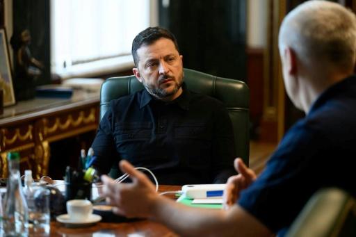Photo diffusée par le service de presse de la présidence ukrainienne, le 4 septembre 2026, montrant le président ukrainien Volodymyr Zelensky (g) lors d'une réunion avec le chef du Service sécurité de l'Ukraine (SBU), Oleksandre Poklad (d), à Kiev — Handout / AFP