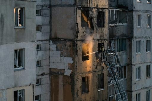 Des secouristes sur le site d'un immeuble résidentiel endommagé par une frappe russe à Kiev, le 3 septembre 2026 en Ukraine — Vladyslav Musiienko / AFP