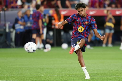 El delantero del Barcelona Lamine Yamal calienta antes del partido de LaLiga contra el Rayo Vallecano el 31 de agosto de 2026 en el Camp Nou — Lluis Gene / AFP