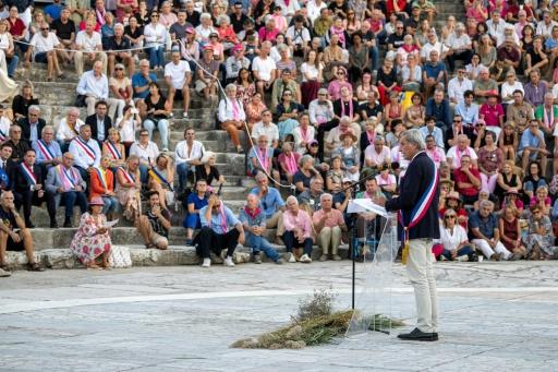 Le maire d'Arles Patrick De Carolis prend la parole dans un rassemblement d'élus, d'agriculteurs et de militants écologistes, opposés à un projet de ligne à très haute tensions, dans le théâtre antique d'Arles le 19 septembre 2026 — Miguel MEDINA / AFP