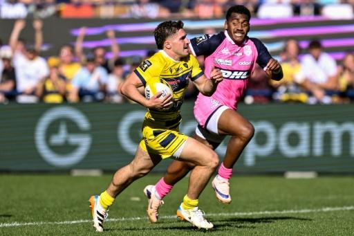 Le demi de mêlée de Clermont Baptiste Jauneau (à gauche) et le centre parisien Alivereti Duguivalu (à droite) lors du match de Top 14 entre les deux équipes au stade Marcel Michelin, le 12 septembre 2026 — JEFF PACHOUD / AFP