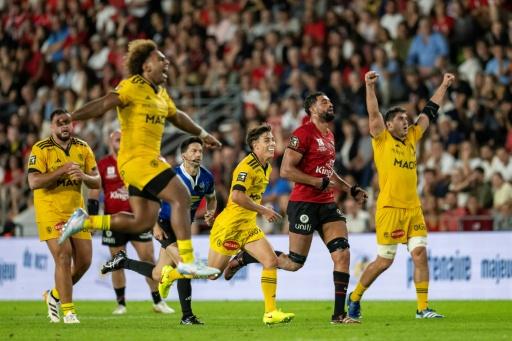 Les joueurs de La Rochelle explosent de joie après l'issue du match remporté à Toulon, le 12 septembre 2026 au stade Mayol — Miguel MEDINA / AFP