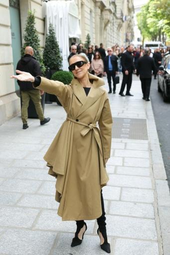 Céline Dion saludando a sus admiradores al llegar al hotel Le Royal Monceau de París el 28 de agosto de 2026 — Thomas SAMSON / AFP