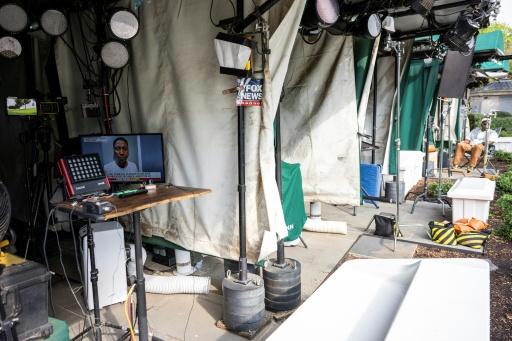Des espaces de travail destinés aux chaînes d'information télévisée visibles à l'extérieur de la Maison Blanche, à Washington, D.C., le 21 septembre 2026 — Jim WATSON / AFP