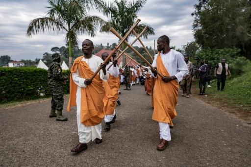 Ouganda: derniers hommages au "plus jeune roi" du monde, la succession en toile de fond