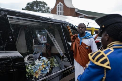 Des personnes en deuil accompagnent la dépouille du défunt roi ougandais Oyo Nyimba Kabamba Iguru Rukidi IV lorsqu’elle est conduite à l’église à Fort Portal, en Ouganda, le 12 septembre 2026 — Badru KATUMBA / AFP