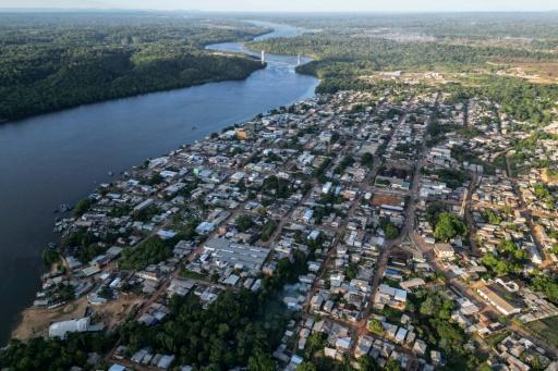 Vista aérea do município de Oiapoque, às margens do rio Oiapoque, no estado do Amapá, na fronteira com a Guiana Francesa — Nelson ALMEIDA / AFP