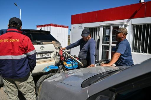 Des automobilistes attendent de faire le plein dans une station-service à Bagakhangai, le 25 août 2026 en Mongolie — Hector RETAMAL / AFP
